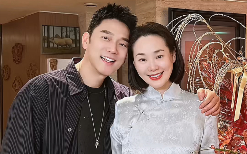 林依轮妻子西华晒与父母温馨合照,温婉大方如沐春风