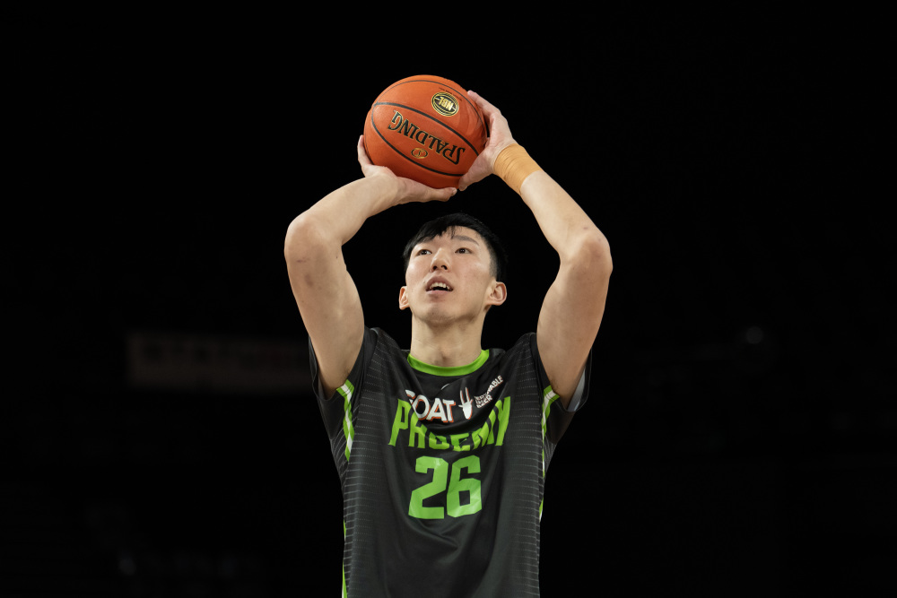 辽宁培养的球员,却成了广东队的救星,娶大六岁的漂亮空姐为妻