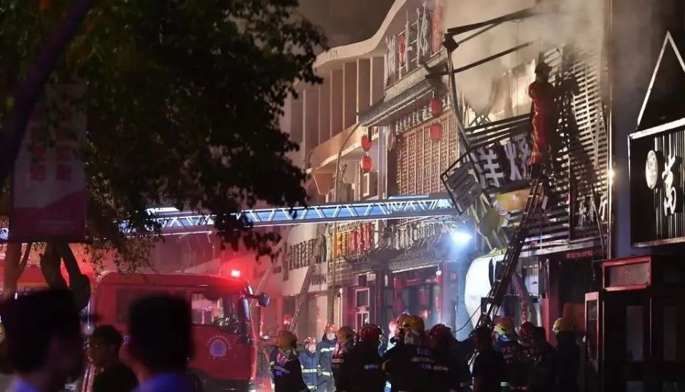 凌晨,锦州一饭店突然着火.