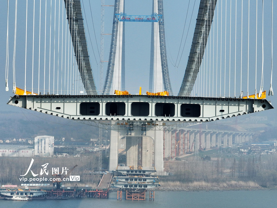 江苏扬州龙潭长江大桥建设稳步推进