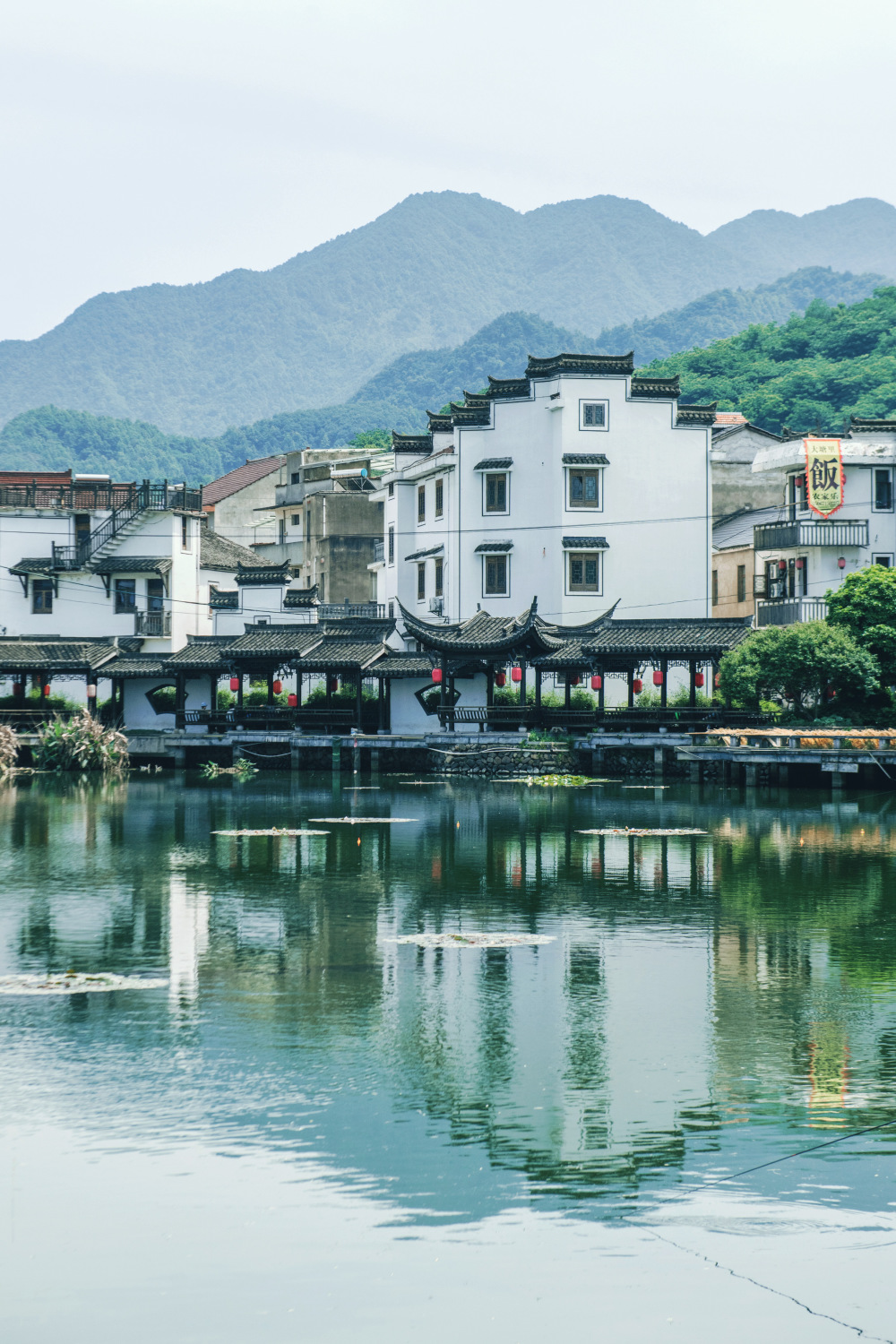 这里有着独特的水乡风情和浓郁的历史文化氛围,深澳古镇的建筑风格以