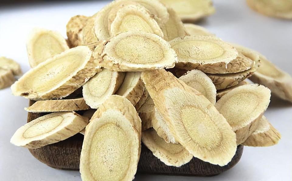 黄芪伤肾,坚持喝黄芪泡水危害多?