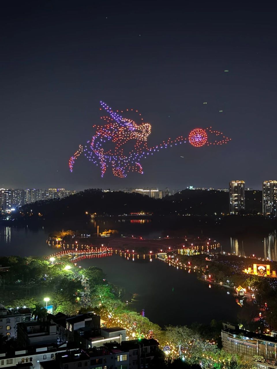 阳江:万人空巷赴烟花之约 鸳鸯湖畔观新年盛景