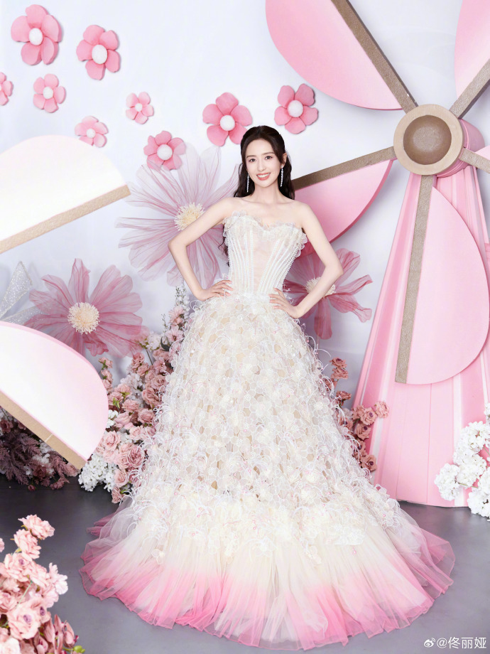 佟丽娅晒照庆41岁生日,鲜花簇拥美如新娘,儿子亲吻超幸福