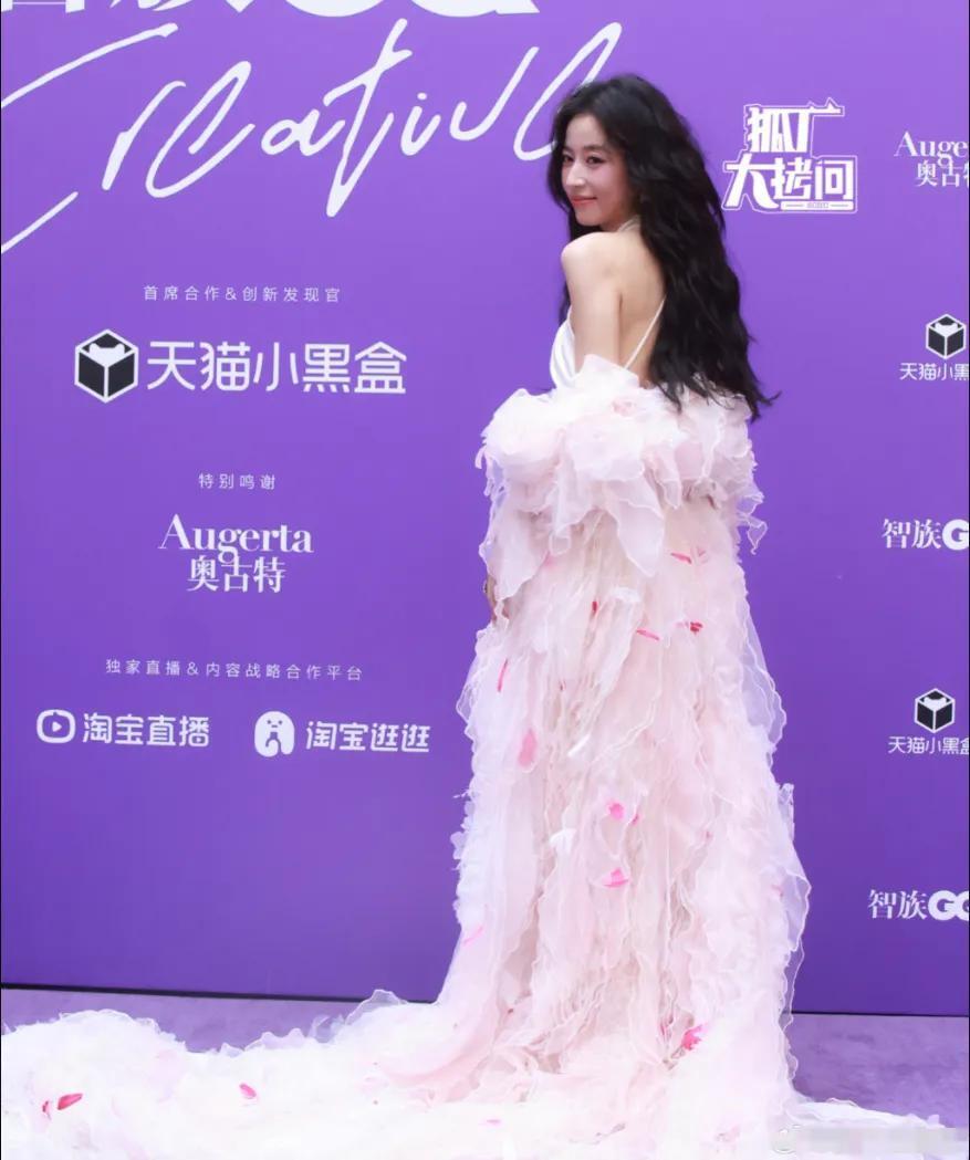 上海这一夜,张新成穿蕾丝束胸,娜扎骨相嶙峋,张馨予风尘味太足