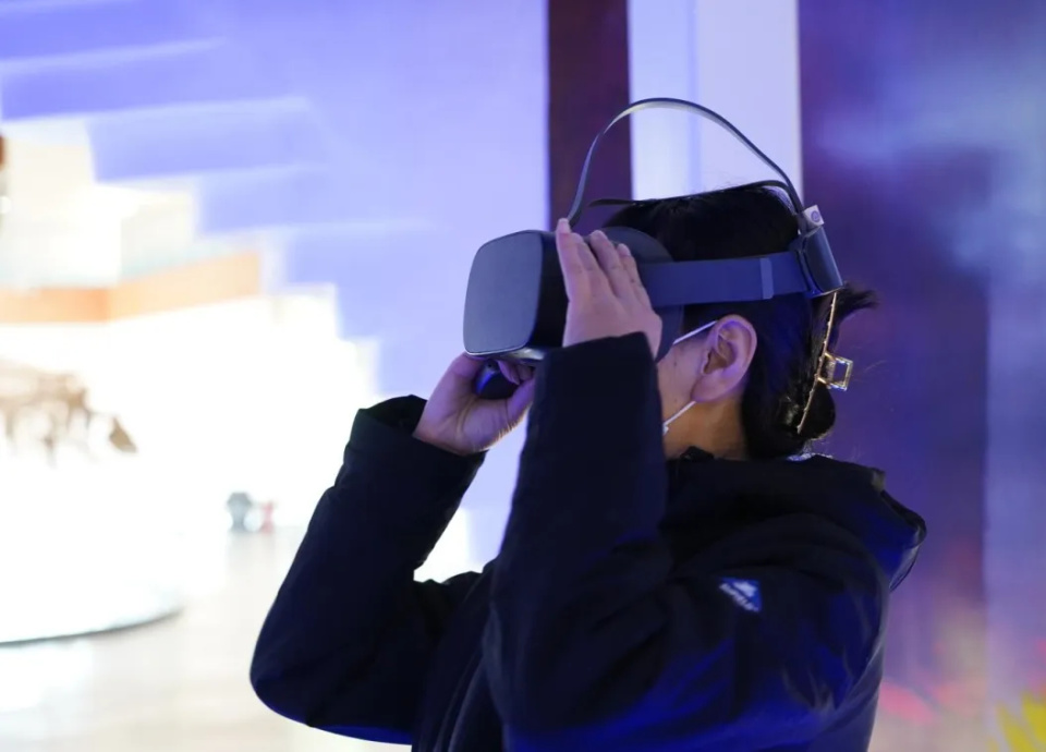 身临其境,了解生命的演化,眼见的都是史前影像,戴上vr眼镜,向人们讲述