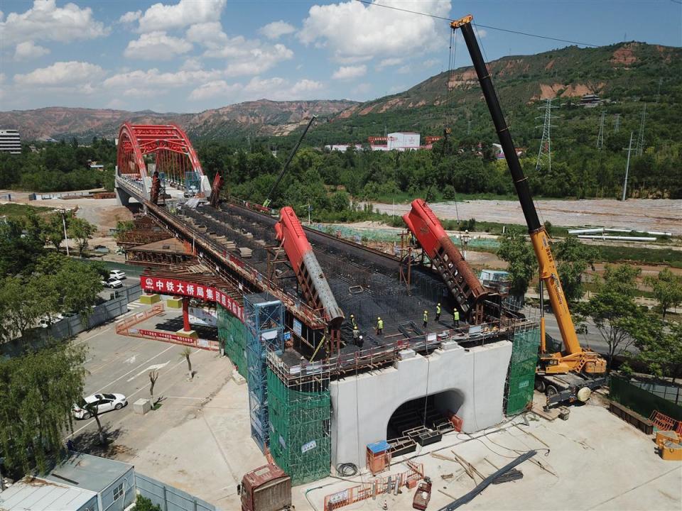 甘肃兰合铁路临夏特大桥96米系杆拱拱脚吊装定位完成