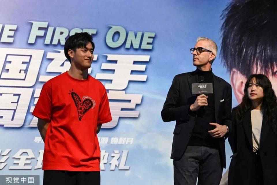 《中国车手周冠宇》今日全国上映 gai周延演唱主题曲唱响中国第一位f1