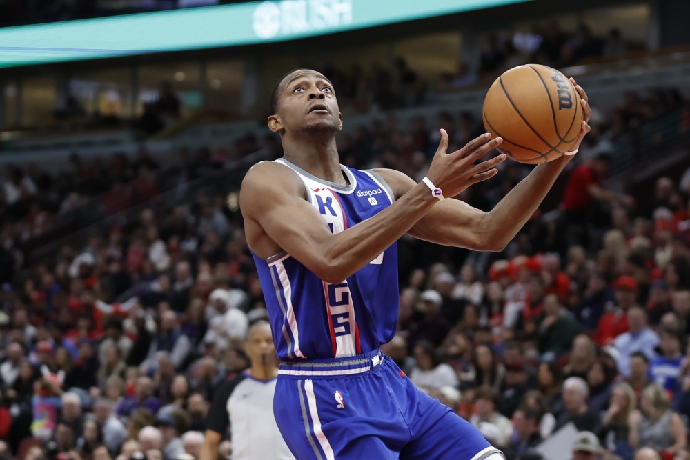 本场比赛,国王后卫福克斯出场42分钟29投12中,三分17中7,罚球4中2拿到