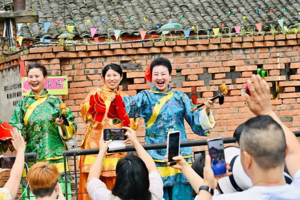 以花为媒,以体会友,峨眉山今天好热闹!