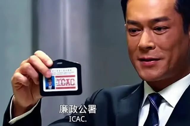 此外,之前还有游客在社交平台晒出伪造的香港警察委任证,除基本警员