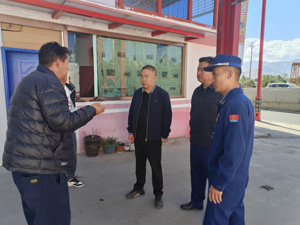 区消防救援大队长次仁旺久详细汇报了该区域存在"三合一",防火分隔不