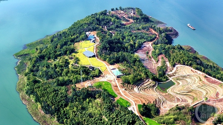 皇华岛与周边的独珠半岛,三峡港湾,鸡公咀半岛相拥相合,构成一个巨大