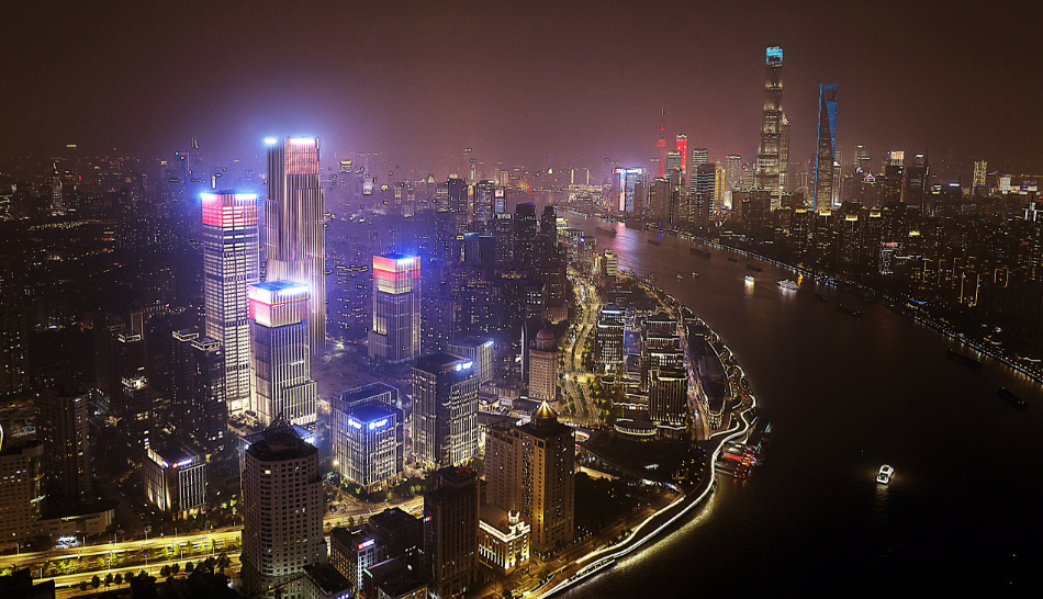 繁华的外滩夜景.但人口与产业的不平衡聚集也带来了一系列问题.