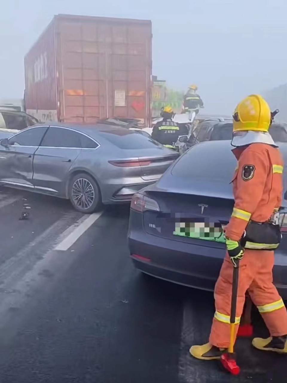 s3沪奉高速发生多起多车碰擦事故因团雾造成无人伤亡