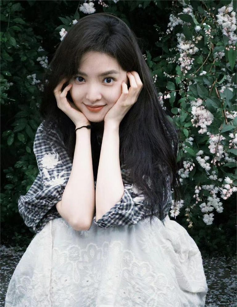 现在拍照讲究笑起来要有感染力,说的应该就是像章若楠这样吧.