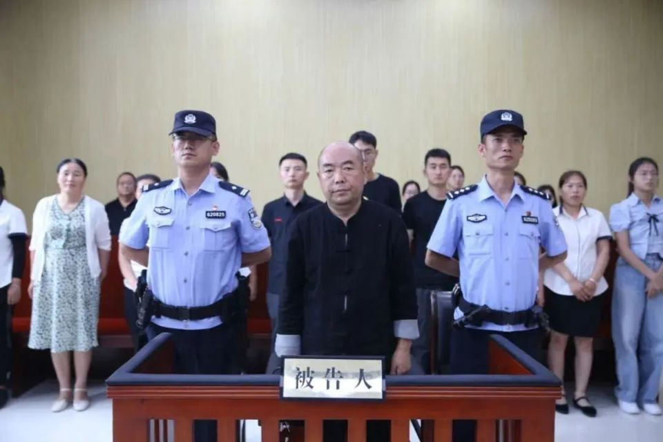 新京报讯 据庆阳中院官微消息,7月31日,甘肃省庆阳市中级人民法院公开