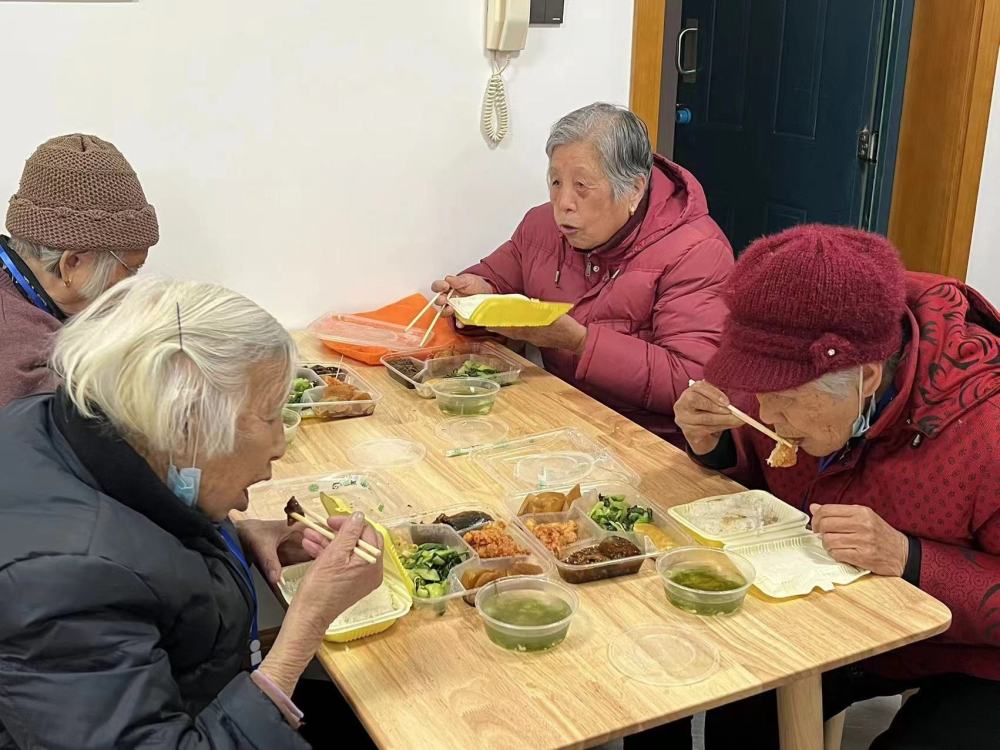 堰桥街道爱心餐厅搭伙吃饭热闹安全又美味