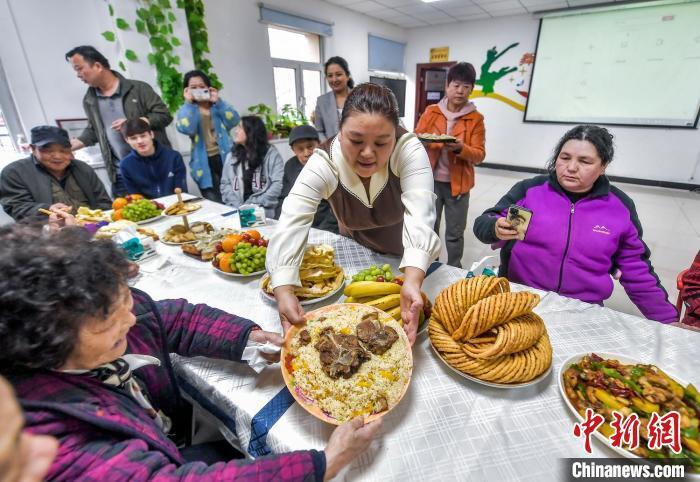 乌鲁木齐居民品家宴欢度肉孜节