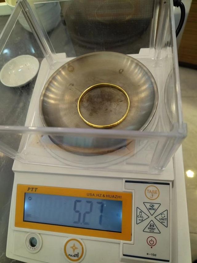 “金手镯被调包”，男子称与“闪订婚”同居女友分手后对方使诈_腾讯新闻