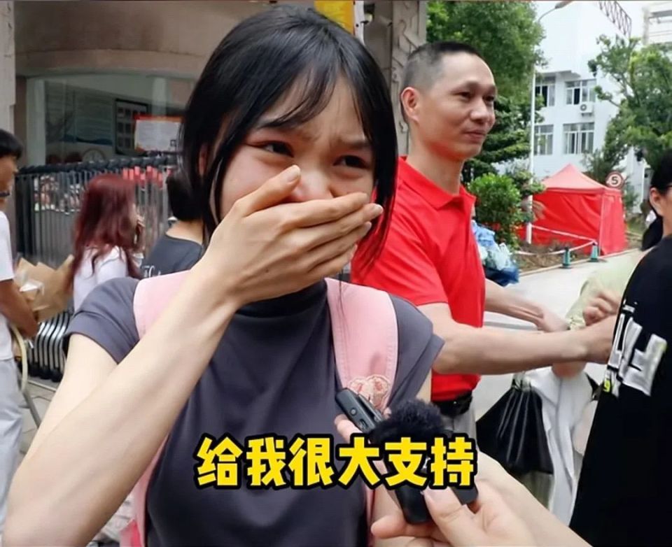 爸爸过生日高考结束后一名学生在采访中表示龙岩一中考场外6月9日但我
