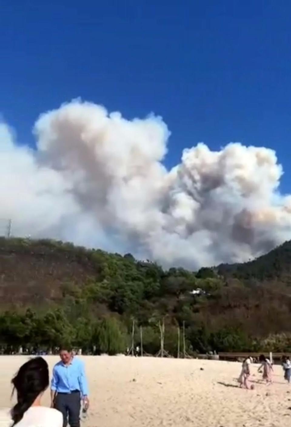 四川西昌突发森林火灾,当地已调派200多人参与扑救,暂无人员伤亡