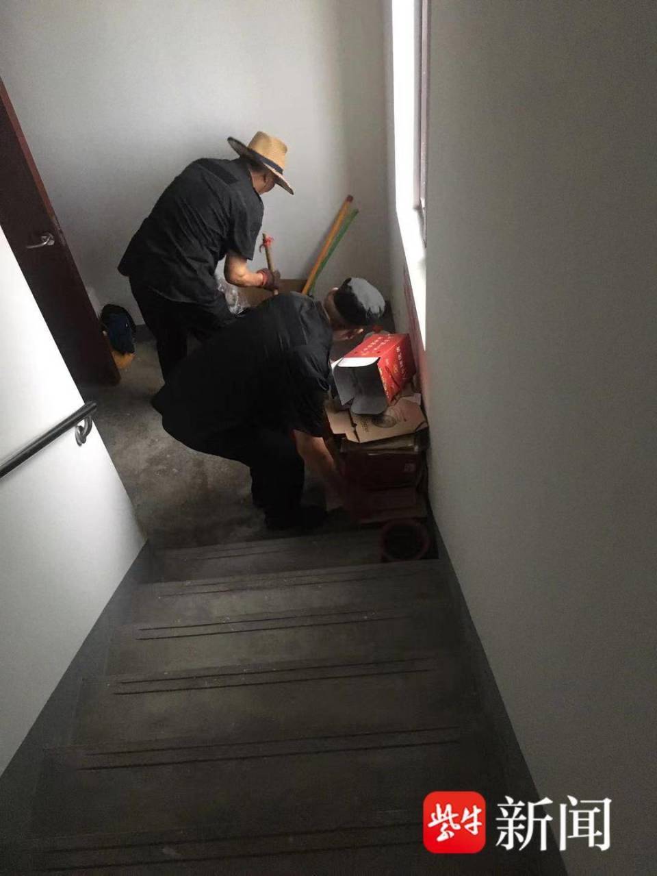 常熟市碧溪街道阅江佳苑社区开展楼道杂物清理工作