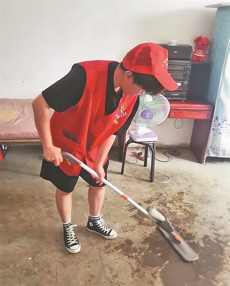 生活报青年志愿者为三名励志学子送助学金,看望失明兄弟刘洋