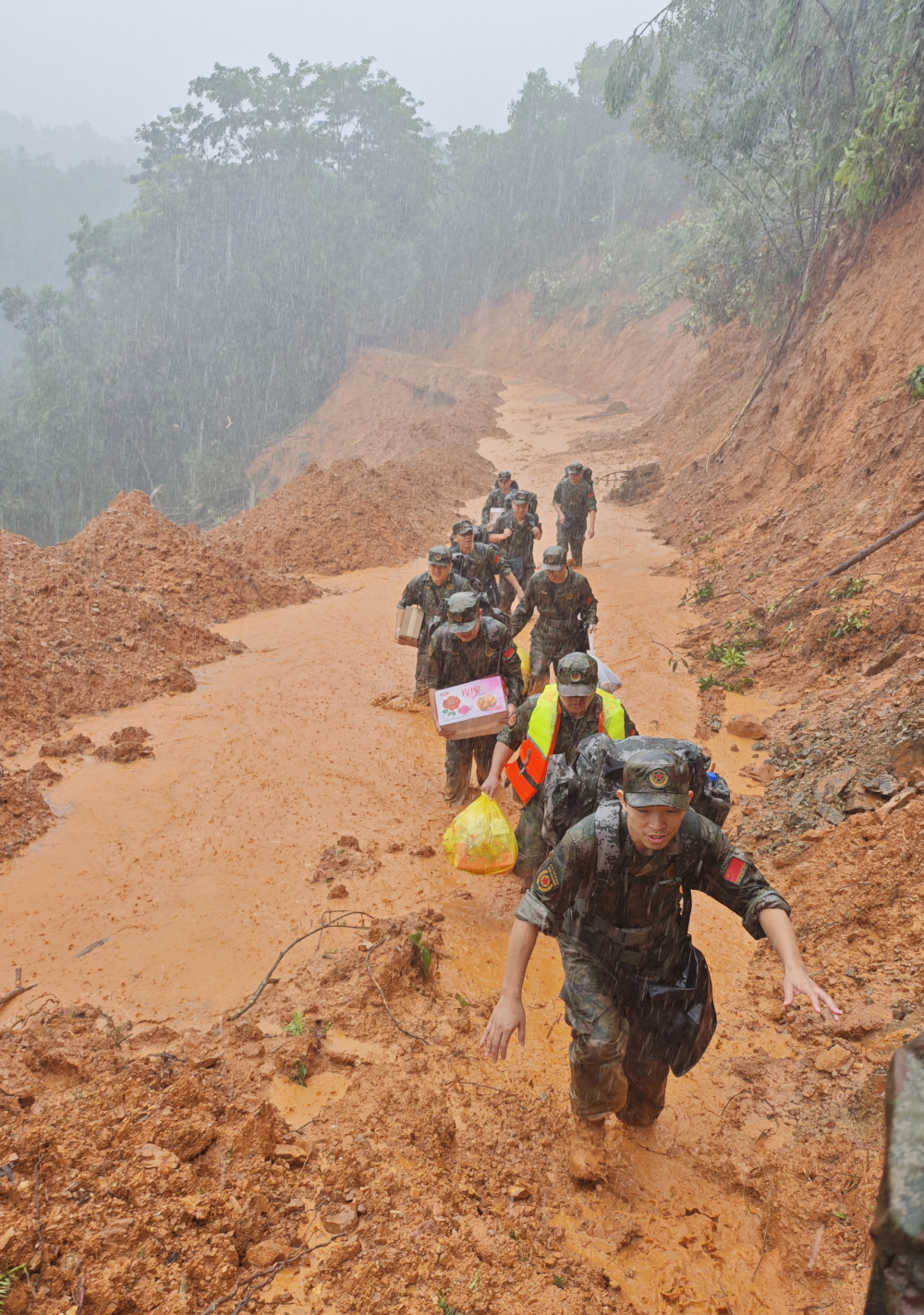 新华社发(曾瑜 摄)6月19日,广东省梅州市平远县人武部紧急组织民兵