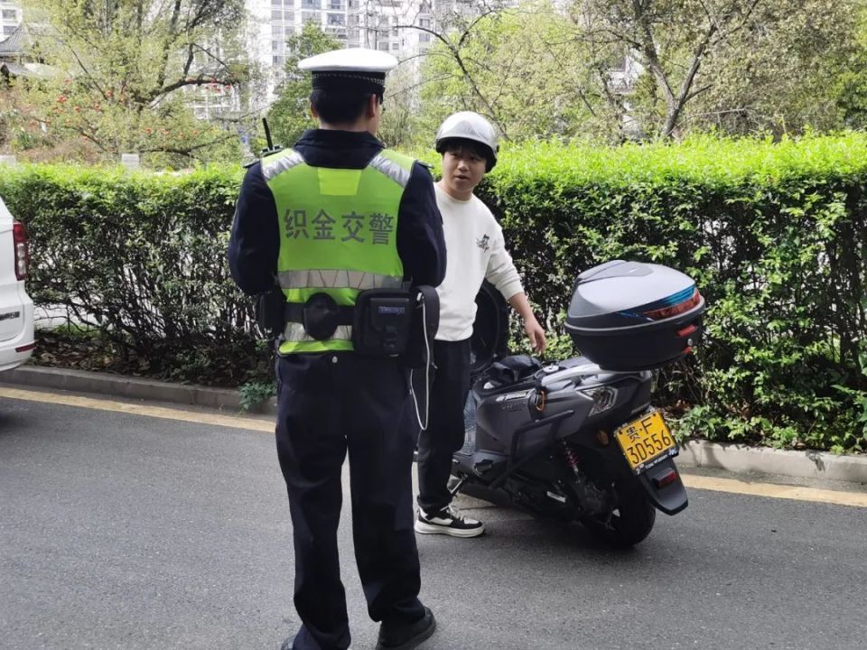 交警抓摩托车图片图片