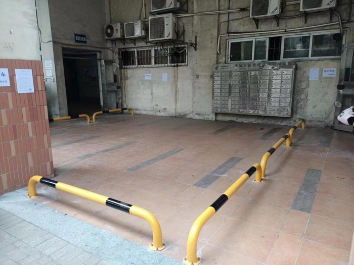 广州一小区居民楼门口被挡车杆包围,这是什么"奇葩"操作?