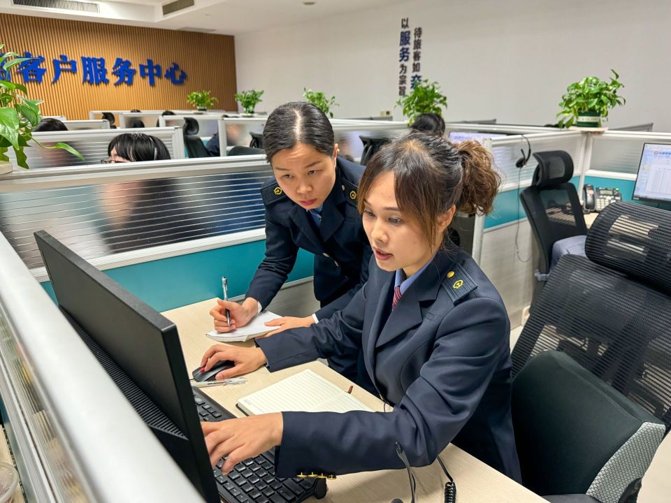 一通电话一份责任12306客服人员三八妇女节坚守岗位守护旅客出行路