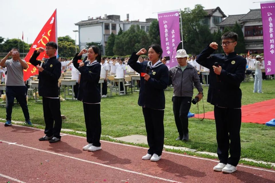 大理一中为学子举办成人礼