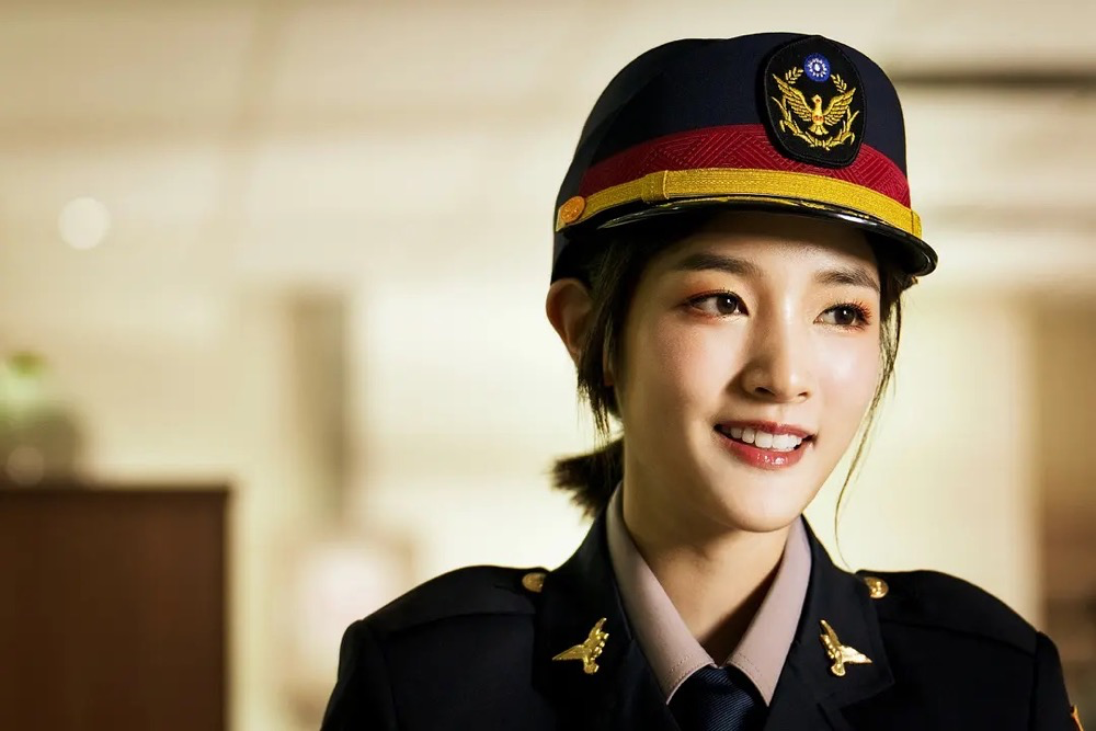 当然,如果仅是一个同性喜剧,玩玩梗,打打闹闹的,估计看个半小时也就腻