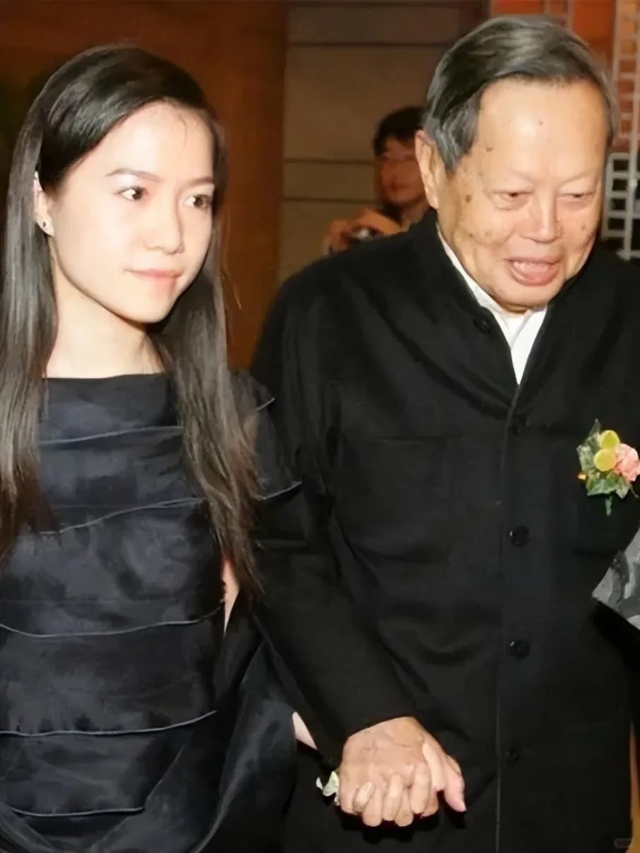 102岁杨振宁与妻子罕见亮相 打扮朴素 差54岁却甜蜜如初！