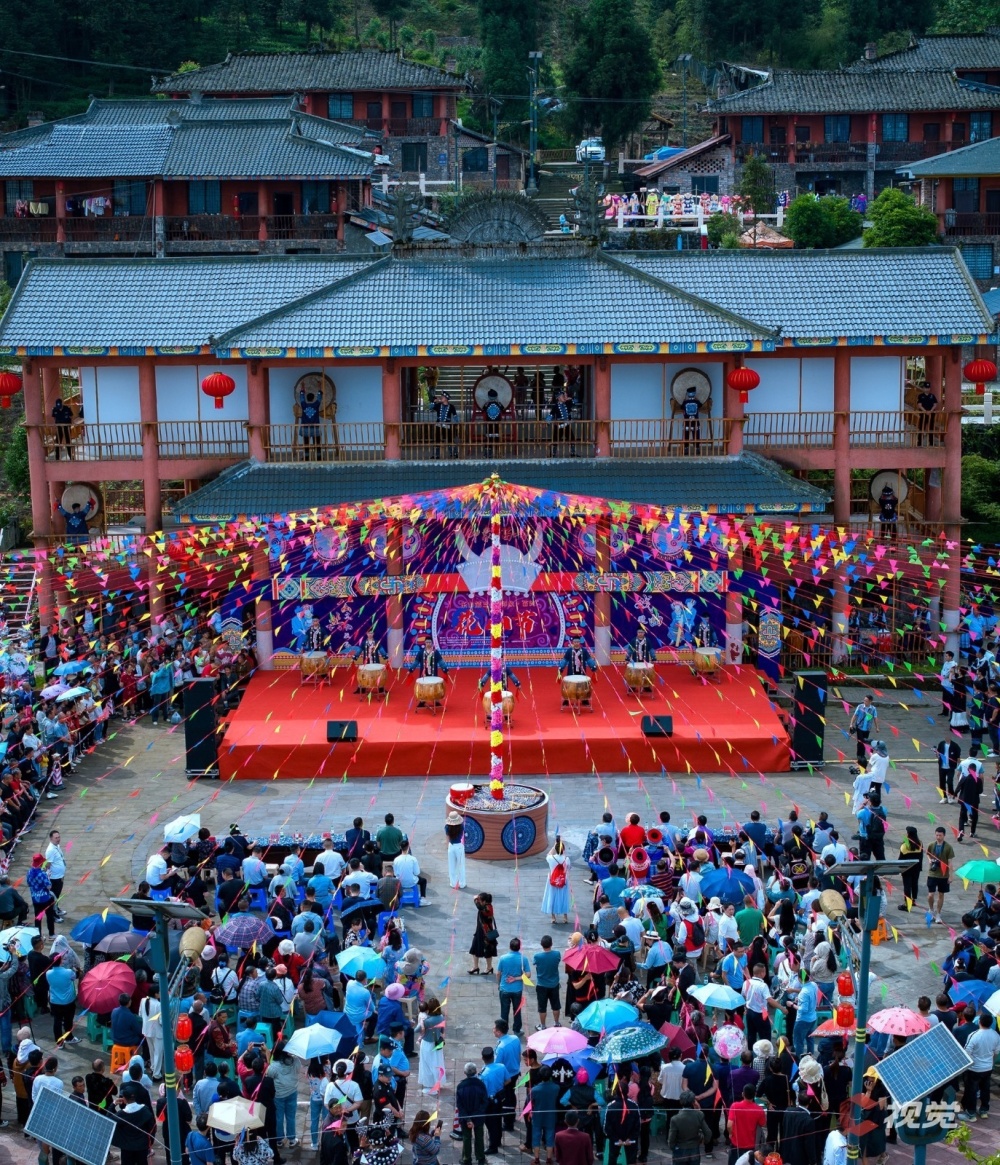 乐山第三届"印象·苗岭"花山节在马边彝族自治县民主镇玛瑙村"玛瑙