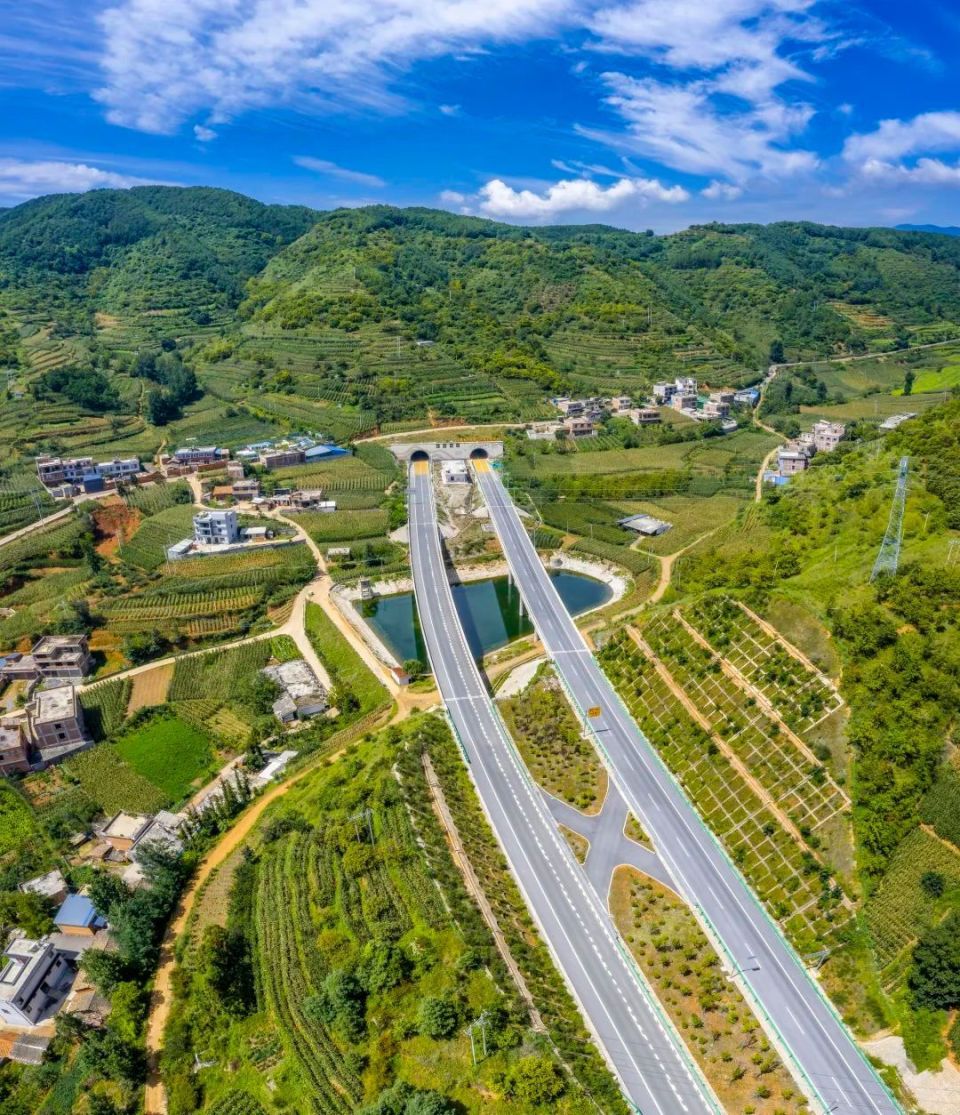 穿乌蒙跨金沙都香高速云南昭通段正式通车运营