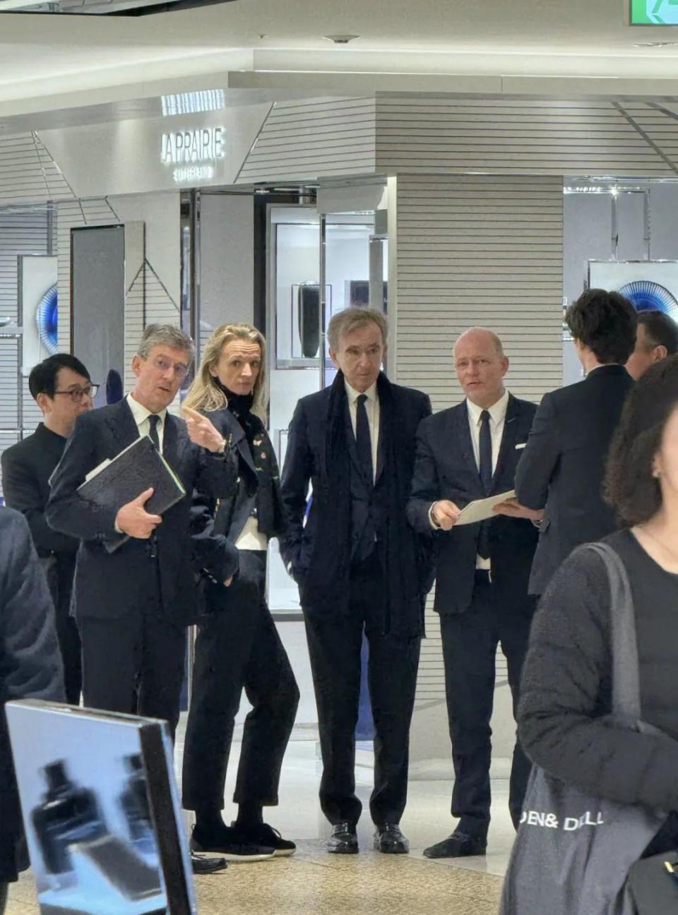 lv老板重夺世界首富,49岁长公主成最强继承人!首富鸡娃有多狠?