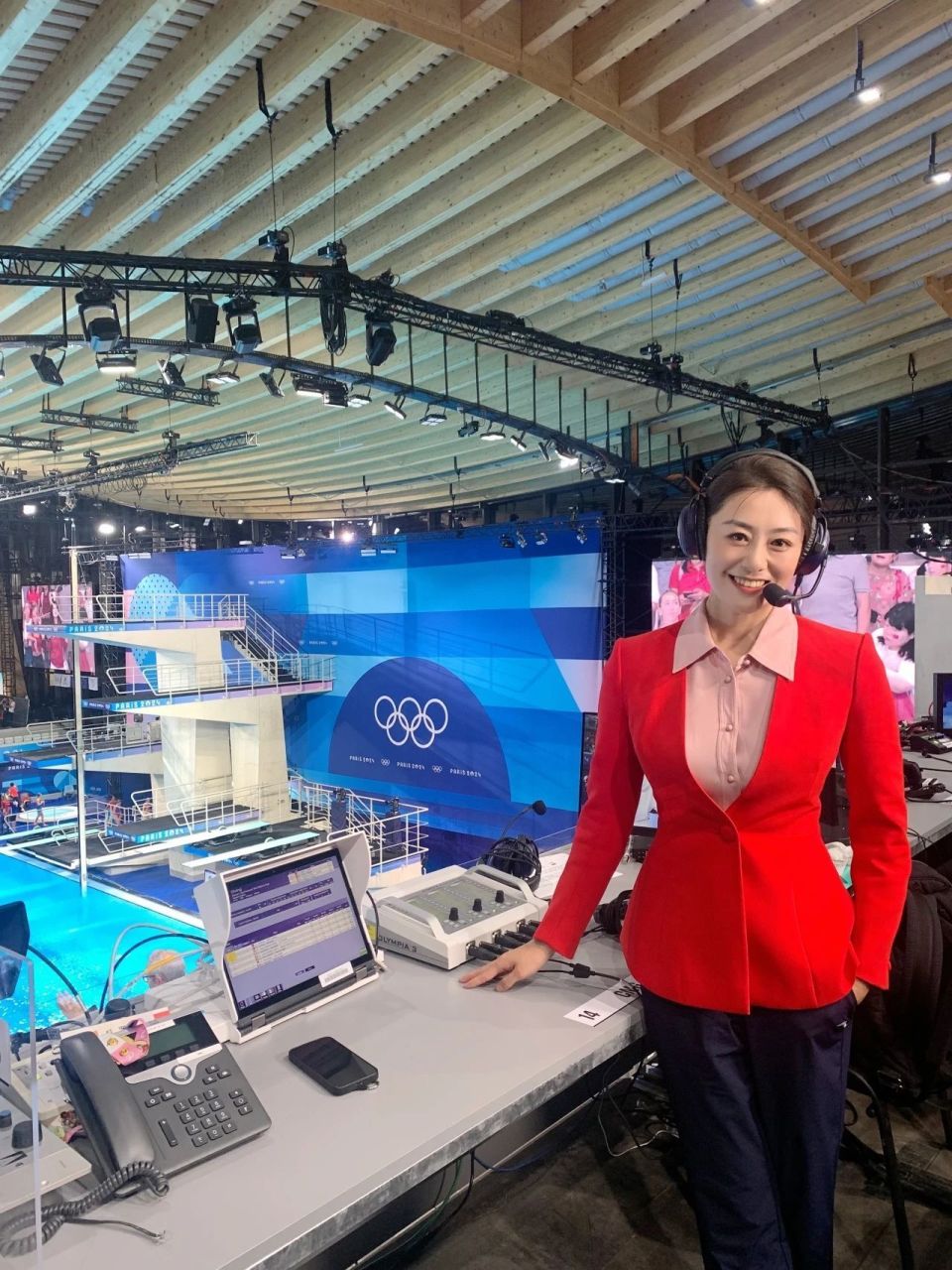 张萌萌解说跳水比赛后留影出发去巴黎前一天晚上,张萌萌还在国家队