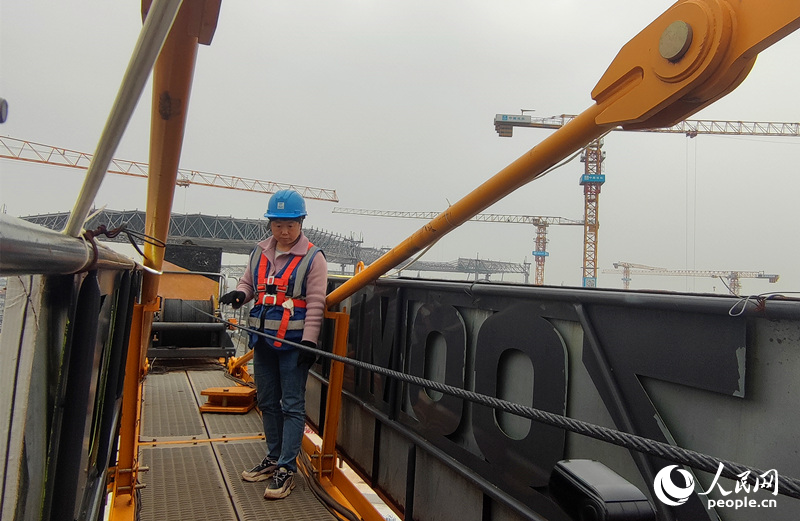 "云端"上的女塔吊司机:为城市建设贡献"她力量"_腾讯新闻
