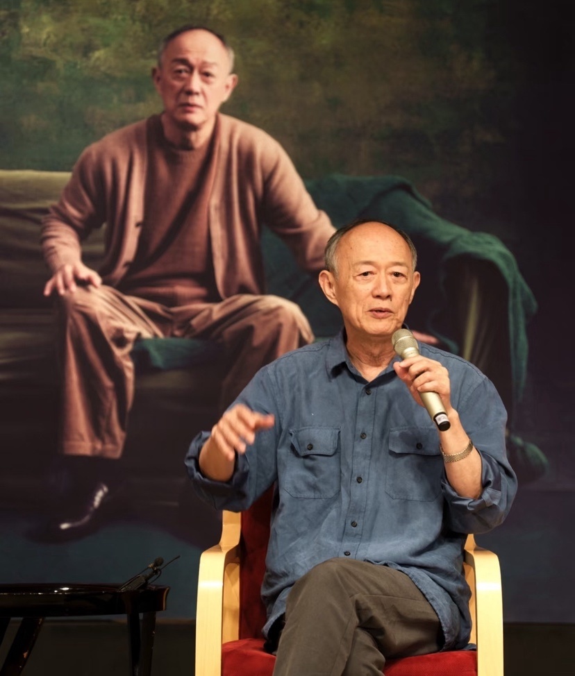 金士杰近60岁生下龙凤胎，接娃放学常被误认为孩子爷爷，他笑称只要不是祖母就行_腾讯新闻