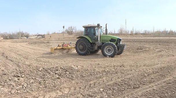 农机轰鸣抢农时 平地整地备春耕_腾讯新闻