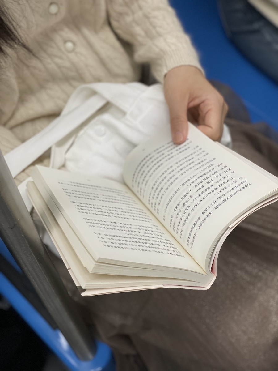 拍北京地铁上的读书人第六年:在熟悉的生活中享受奇遇