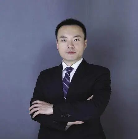王鹏西南财经大学中国金融研究院教授、普益标准首席经济学家，入选四川省天府青城计划金融领军人才，四川省高层次海外留学人才，兼任四川省金融学会绿色金融专业委员会副主任委员。“银行理财应坚守长期主义，引导部分保守客户逐步接受合理波动，摆脱‘类存款’的定位束缚。”“银行理财需摒弃仅展示短期高收益数据的‘化妆式披露’，强制披露全周期持有期收益分布。”“银行理财需要多维度拼齐客户画像，不能‘一次问卷定终身’。