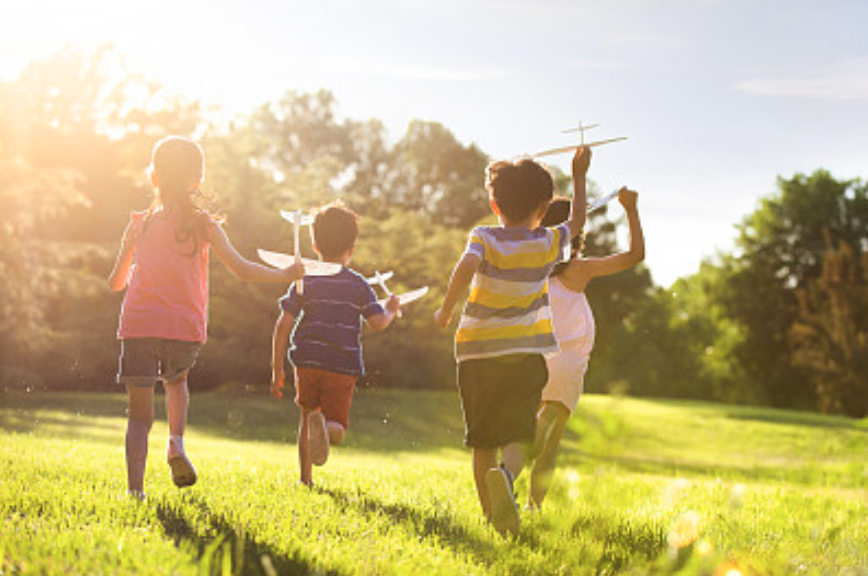 放学了,放假了,和小伙伴们约在一起做游戏,在街巷中闲逛游乐,在花园里