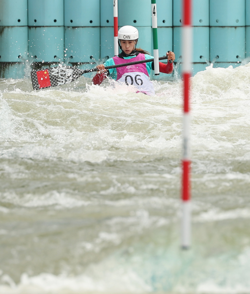 皮划艇激流回旋黄娟晋级女子单人划艇半决赛