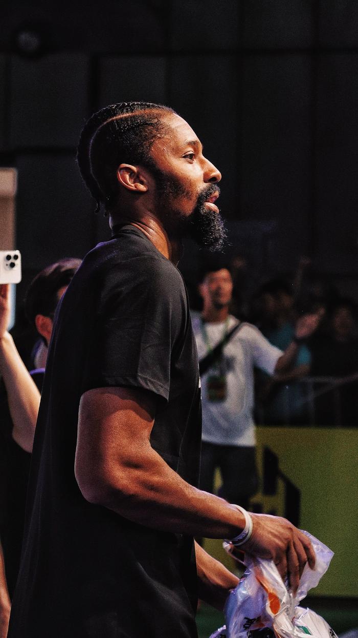 在美国没有这么快的高铁,丁威迪还拍摄了一段视频,上传到推特与遥远的