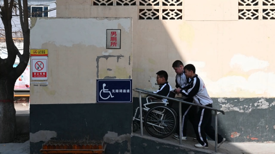 怎么推轮椅一群少年守护了“轮椅男孩”三个春秋……_https://www.jmylbn.com_新闻资讯_第2张