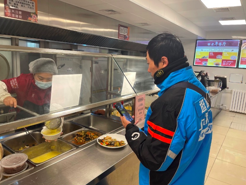 寒风中为老人送餐,外卖骑手"获赠"歇脚暖气房