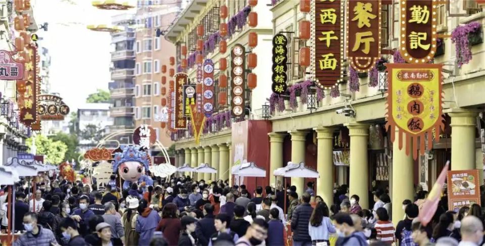 基础上,融入潮汕美食文化而打造的,整体设计风格兼具时尚与复古民国风